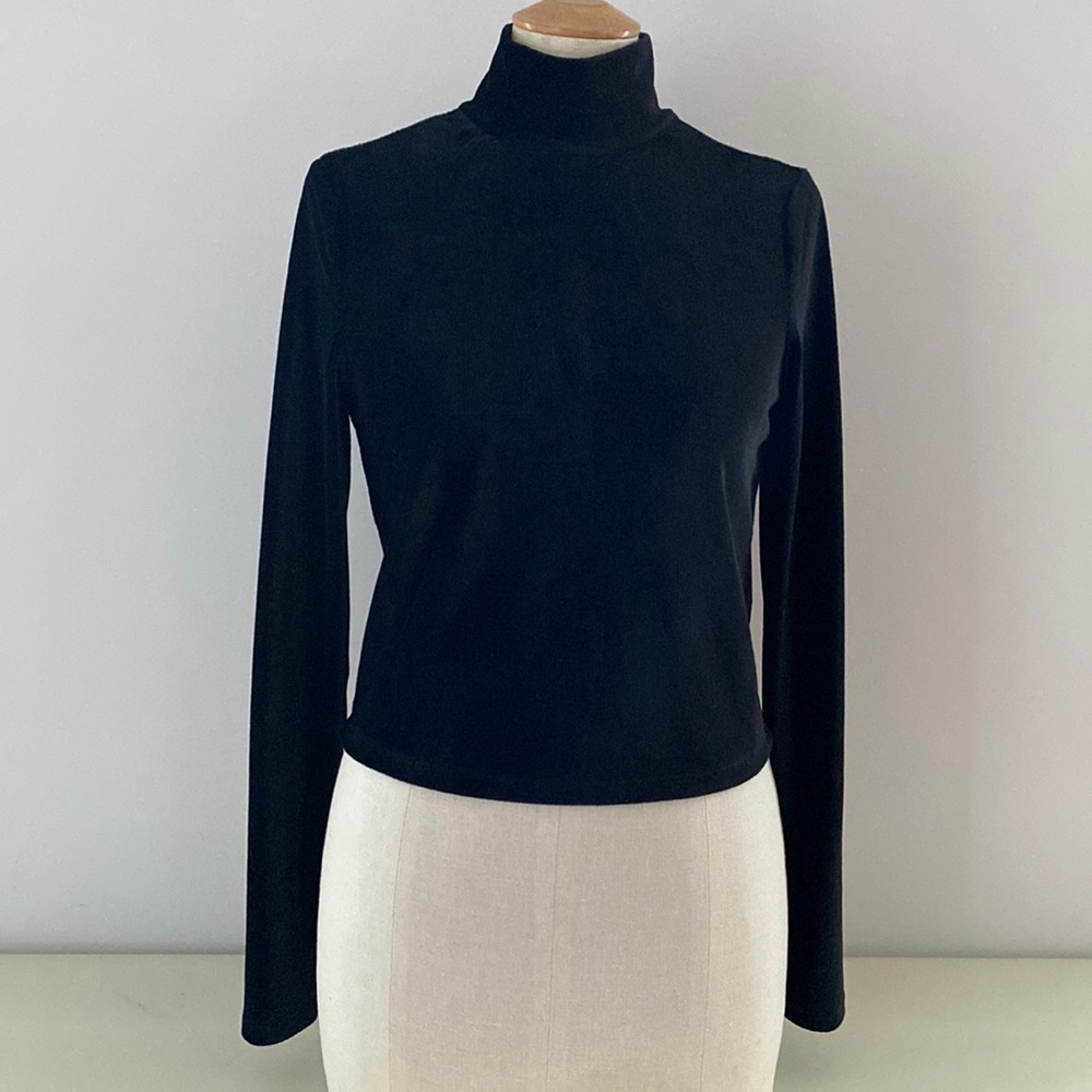 Vera Moda high neck crop top in black ribbed stretchy velvet material. Size S 🖤